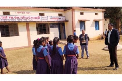 कलेक्टर ने स्कूल में बच्चों की क्लास ली, छत्तीसगढ़ी बोली, कला-संस्कृति एवं पारम्परिक परिधान के बारे में रोचक जानकारी ली