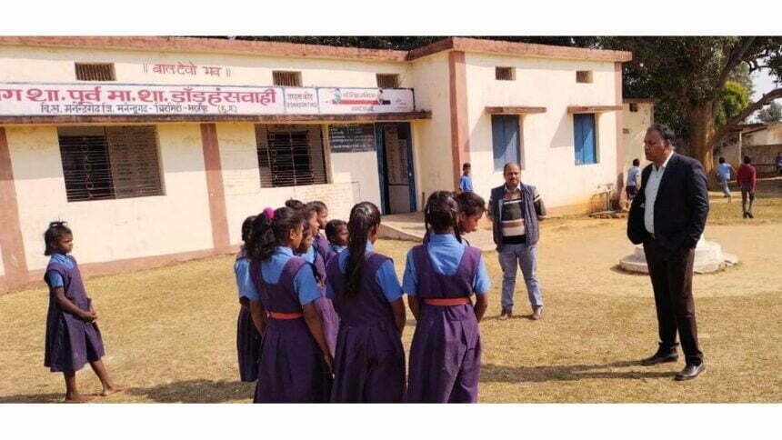 कलेक्टर ने स्कूल में बच्चों की क्लास ली, छत्तीसगढ़ी बोली, कला-संस्कृति एवं पारम्परिक परिधान के बारे में रोचक जानकारी ली