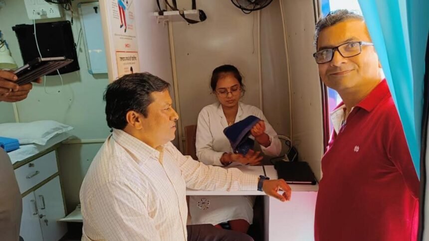 मुख्यमंत्री शहरी स्लम स्वास्थ्य योजना: शिविर में मरीजों को मिल रही है लैब टेस्ट की सुविधा