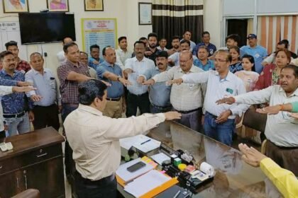 राष्ट्रीय मतदाता दिवस के अवसर पर आयुक्त ने दिलाई अधिकारी व कर्मचारियो को शपथ