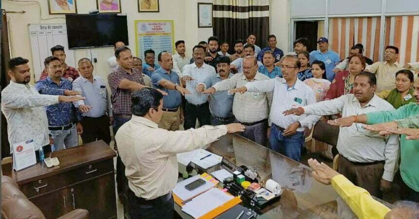राष्ट्रीय मतदाता दिवस के अवसर पर आयुक्त ने दिलाई अधिकारी व कर्मचारियो को शपथ