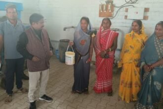 संभागायुक्त कावरे ने आदर्श गौठान लिटिया में गोबर पेंट निर्माण प्रसंस्करण का किया निरीक्षण, 230 रूपये प्रति लीटर की दर से बेचा जा रहा है गोबर पेंट