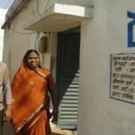 शादी में आ रही थी दिक्कत, मकान बन गया तो हाथ भी हो गए पीले, दामाद भी इतने अच्छे मिले कि घर के सामने टाईल्स लगवा दी