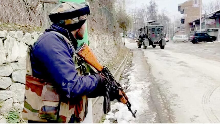 सुरक्षाबलों और आतंकियों के बीच मुठभेड़, दो आतंकी ढेर, हथियार भी बरामद