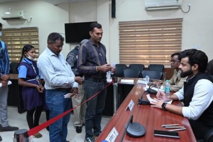 सरपंच की करस्तानी, हरे भरे पेड़ों को काटकर अपने खेत की फेंसिंग बना ली, जनदर्शन में पहुंचा मामला