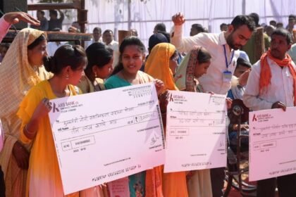 भेेंट मुलाकात: समाज कल्याण और श्रम विभाग के हितग्राहियों को सामाग्री व चेक वितरण