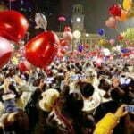 Happy New Year: कोरोना महामारी के साए के बावजूद नए साल का जबरदस्त जश्न, बेपरवाह भीड़ ने जमकर की आतिशबाजी