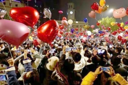 Happy New Year: कोरोना महामारी के साए के बावजूद नए साल का जबरदस्त जश्न, बेपरवाह भीड़ ने जमकर की आतिशबाजी