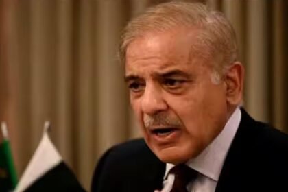 Economic Crisis: मझधार में फंसा पाकिस्तान, इसकी शर्त मानी तो लगेगा चुनावी झटका, और न मानी तो……जाने क्या है पूरा मामला