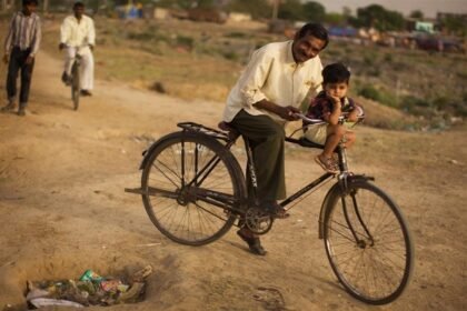 खाली जेब के बावजूद, 'पिता' दुनिया के सबसे अमीर इंसान...