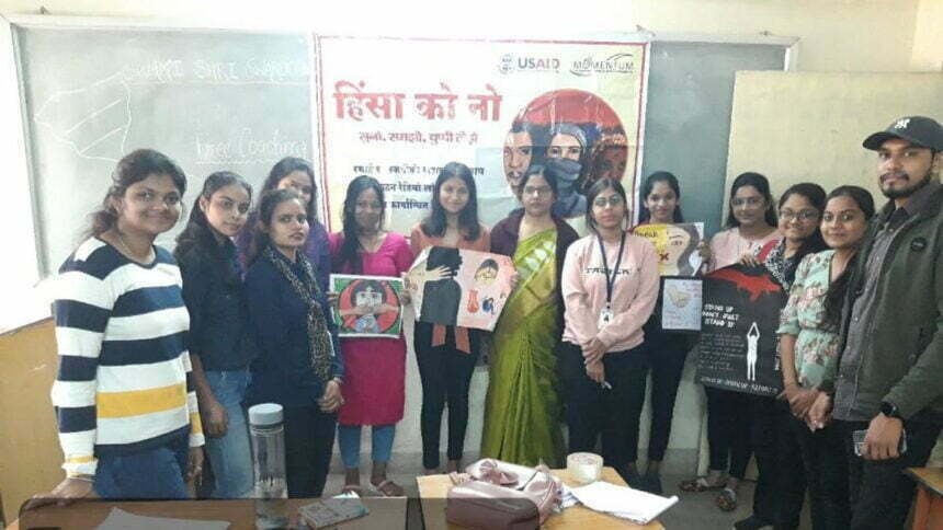 स्वरूपानंद महाविद्यालय में विश्व हिन्दी दिवस के अवसर पर पोस्टर प्रतियोगिता का आयोजन