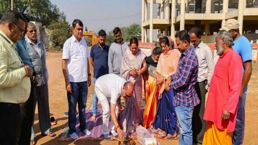 पार्षदनिधि से होगा शीतला मंदिर प्रांगण का बाऊन्ड्रीवाल, वार्डवासियों ने किया सम्मान