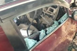 सड़क हादसा: अनियंत्रित होकर डिवाइडर से टकराई कार, महिला समेत तीन की मौत