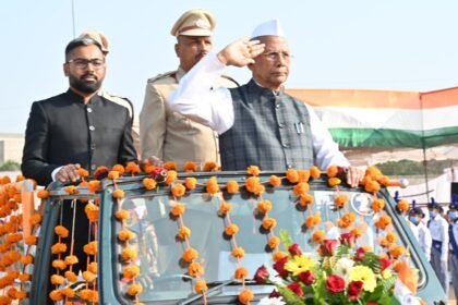 गृह मंत्री ताम्रध्वज साहू ने महासमुंद में किया ध्वजारोहण, शहीदों के परिजनों को किया सम्मानित