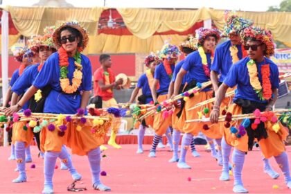 राज्य की योजनाओं पर आधारित कदम-ताल मिलाते हुए दोहे गाकर राउत नाचा की दी प्रस्तुति