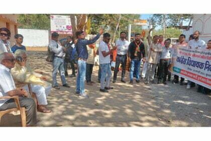 भाजपाइयों के विरोध को देख विधायक खुद ही उनके पास पहुंच गए घेराव करवाने और साथ में लाएं लड्डू