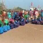 छात्र-छात्रों का चक्काजाम: शिक्षकों के लिए तिरंगा लेकर सड़क पर बैठे स्कूली बच्चे