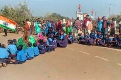 छात्र-छात्रों का चक्काजाम: शिक्षकों के लिए तिरंगा लेकर सड़क पर बैठे स्कूली बच्चे