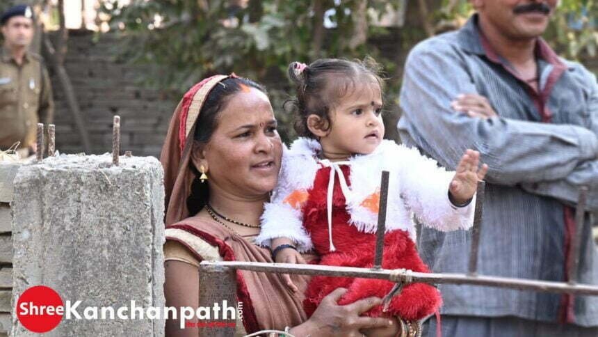 रुको...रुको...रुको...देखो ...फोटो कुछ कह रही है....सीएम भूपेश के भेंट मुलाकात में पहुंची मासूम, जाने क्या कहना चाह रही है?