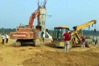 रात की काली स्याह को तोड़ती उम्मीद की रोशनी का पुल हो रहा तैयार, कैमरे से हो रही निगरानी