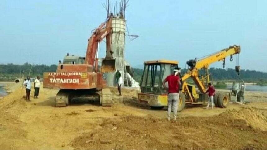 रात की काली स्याह को तोड़ती उम्मीद की रोशनी का पुल हो रहा तैयार, कैमरे से हो रही निगरानी