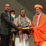 छत्तीसगढ़ के छतरी वाले गुरुजी का हुआ सम्मान, लाइव्स रियल हीरोज ऑफ इंडिया अवार्ड से नवाजा गया
