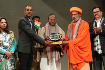 छत्तीसगढ़ के छतरी वाले गुरुजी का हुआ सम्मान, लाइव्स रियल हीरोज ऑफ इंडिया अवार्ड से नवाजा गया