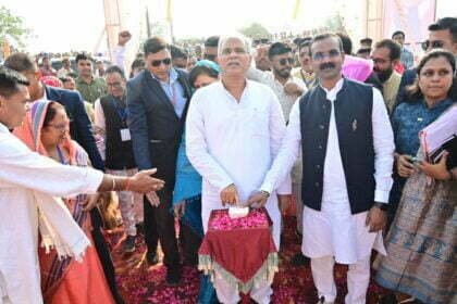 मुख्यमंत्री ने परसतरई में वीर शिरोमणि छत्रपति शिवाजी महाराज की पाषाण मूर्ति का किया अनावरण