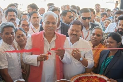 ब्रेकिंग न्यूज़: मुख्यमंत्री बघेल पहुंचे पाटन, जामगांव में किया स्वामी आत्मानंद इंग्लिश मध्यम स्कूल का लोकार्पण