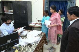 दो रीडरों पर गिरी निलंबन की गाज, तीन नायब तहसीलदारों को शोकाज नोटिस जारी