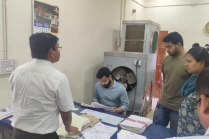 राजस्व निरीक्षक व पटवारी पर गिरी गाज, कलेक्टर ने जारी किया शोकाज नोटिस