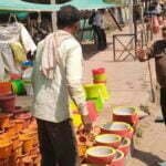 समझाइस का असर नही, सड़क किनारे समान फैलाकर कर रहे थे व्यवसाय, कार्रवाई के दौरान निगम ने बनाई जप्ती