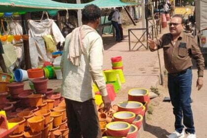 समझाइस का असर नही, सड़क किनारे समान फैलाकर कर रहे थे व्यवसाय, कार्रवाई के दौरान निगम ने बनाई जप्ती