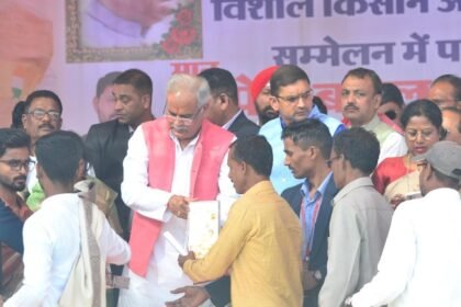 मुख्यमंत्री ने किसान अन्नदाता सम्मेलन में पैरादान करने वाले किसानों को किया सम्मानित