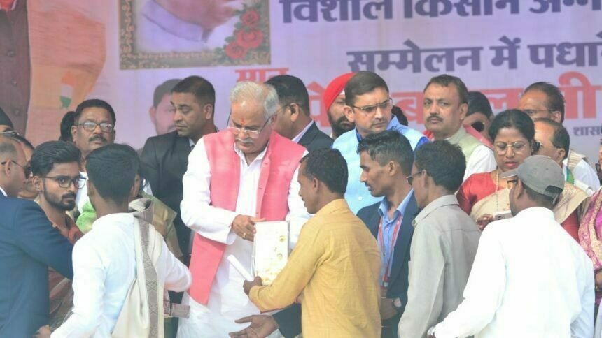 मुख्यमंत्री ने किसान अन्नदाता सम्मेलन में पैरादान करने वाले किसानों को किया सम्मानित