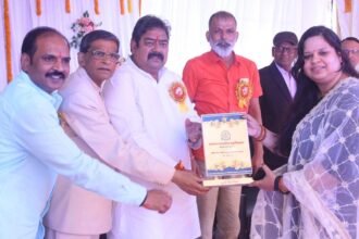 कल्याण महाविद्यालय के वार्षिक उत्सव में हुआ महिला कांग्रेस नेत्री श्वेता मिश्रा व एनएसयूआई प्रदेश महासचिव आकाश कनोजिया का सम्मान