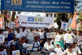 छत्तीसगढ़ युवा कांग्रेस ने बदला एलआईसी का नाम, कहा- 'अब भारतीय अडानी बीमा निगम'