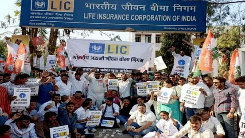 छत्तीसगढ़ युवा कांग्रेस ने बदला एलआईसी का नाम, कहा- 'अब भारतीय अडानी बीमा निगम'