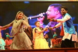 तेज हवा और कड़ाके की ठंड दर्शकों को नहीं डिगा पाए, रंग झरोखा के गम्मत ने दर्शनार्थियों को किया लोटपोट