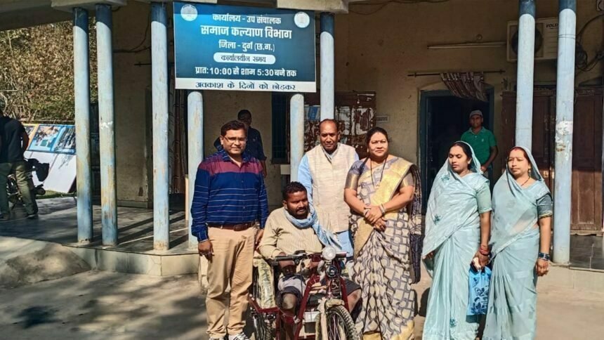 समाज कल्याण विभाग द्वारा दिव्यांग को मिला व्हील चेयर