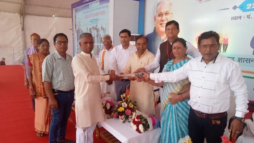 समाज कल्याण विभाग ने 10 हजार से अधिक वरिष्ठ नागरिकों परीक्षण के बाद वितरण किए आवश्यक सामग्री