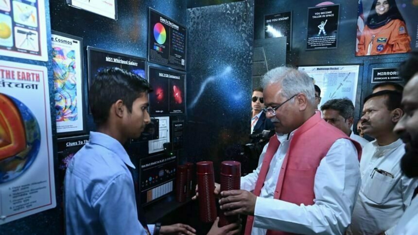 मुख्यमंत्री ने ग्रहों के भार को किया महसूस, एस्ट्रो लैब में बच्चों ने दिखाया ग्रेविटी का प्रभाव