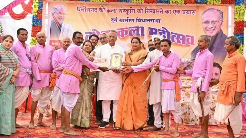 राज्य सरकार लोक कलाकारों के संरक्षण एवं संवर्धन का काम कर रही है - ताम्रध्वज साहू