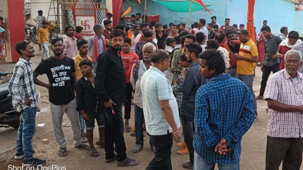 हत्या के बाद घटना स्थल पर जमा भीड़