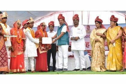 मुख्यमंत्री कन्या विवाह योजना: सामूहिक विवाह में 203 जोड़ों ने किया दाम्पत्य जीवन में प्रवेश, विधायक कश्यप सहित जनप्रतिनिधियों ने वर-वधू को दिया आशीर्वाद