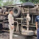 शराब से भरा ट्रक पलटा: बोतलों के टूटने से बहती रही दारू, लोगों के लुटने से पहले पहुंची पुलिस