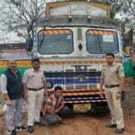अवैध कोयला परिवहन पर कार्रवाई, दो ट्रक में लदे 40 टन माल के साथ दो गिरफ्तार