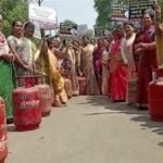 नारेबाजी कर कहा- कम करो महंगाई, महिला कांग्रेस ने खाली सिलेंडर और थाली बजा सांसद कार्यालय घेरा