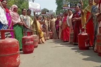 नारेबाजी कर कहा- कम करो महंगाई, महिला कांग्रेस ने खाली सिलेंडर और थाली बजा सांसद कार्यालय घेरा