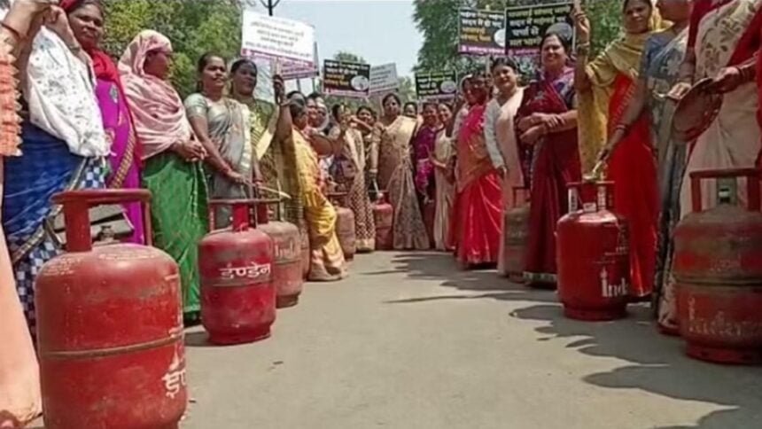 नारेबाजी कर कहा- कम करो महंगाई, महिला कांग्रेस ने खाली सिलेंडर और थाली बजा सांसद कार्यालय घेरा